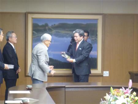 志村会長から県知事へ贈呈