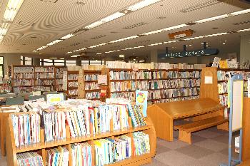 合志図書館館内