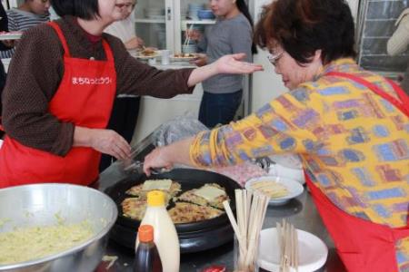 お好み焼きを調理する様子