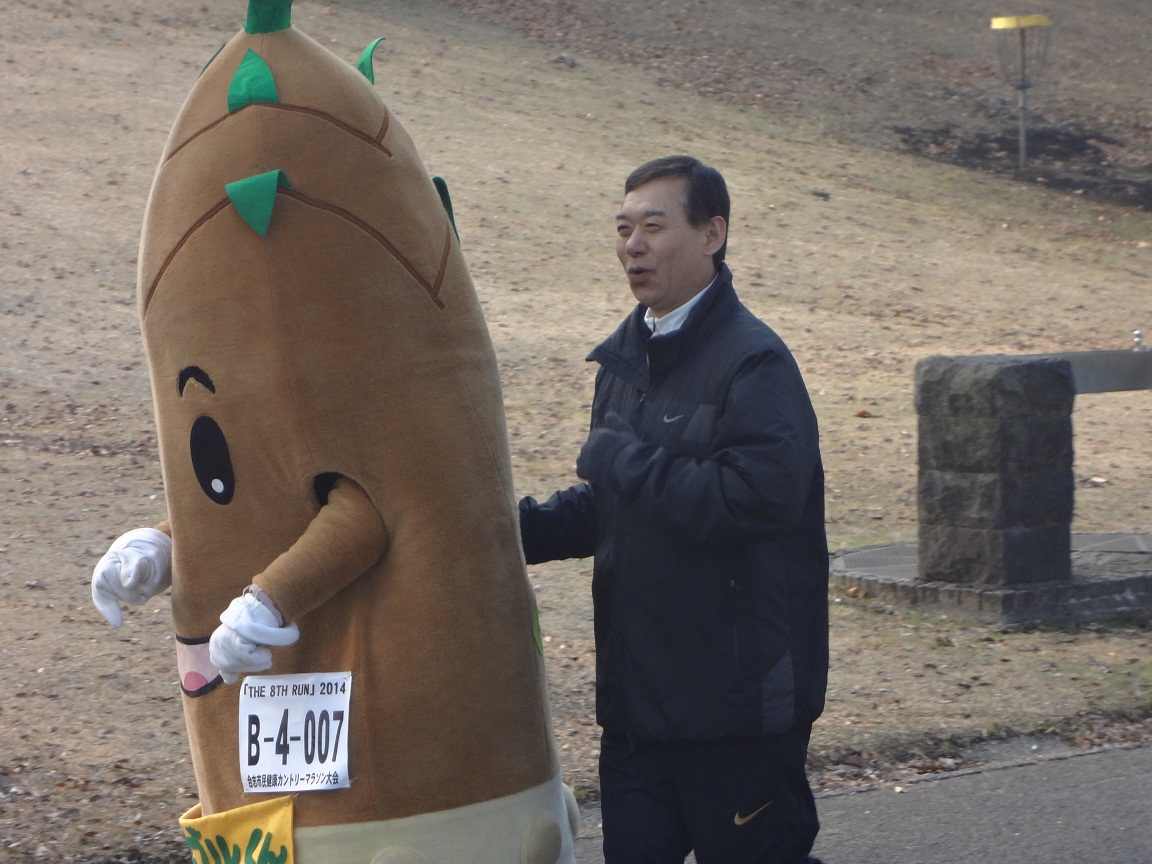 13枚目荒木市長と併走するヴィーブルくん