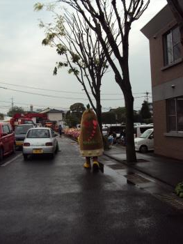 2枚目小雨の中パレード会場まで歩きます