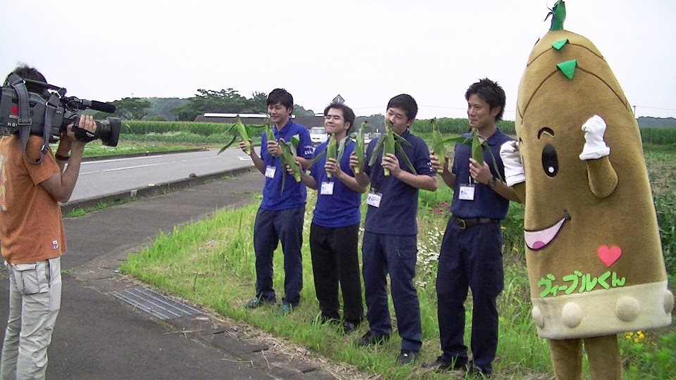 21枚目とうもろこしを持って歌うヴィーブルくんたち