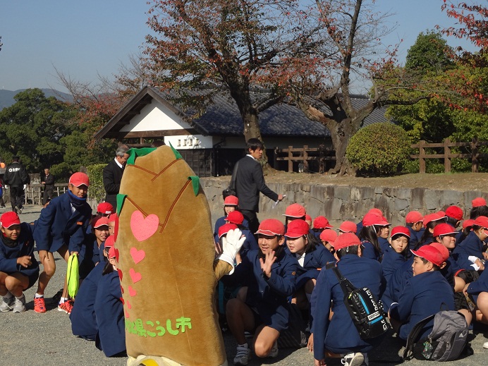 12枚目、小学生たちの列に並ぶヴィーブルくん