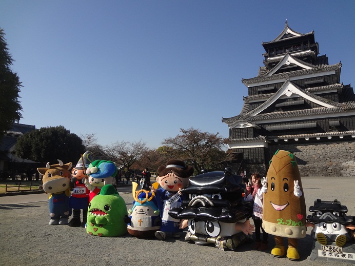 14枚目、熊本城を背景にみんなで記念撮影
