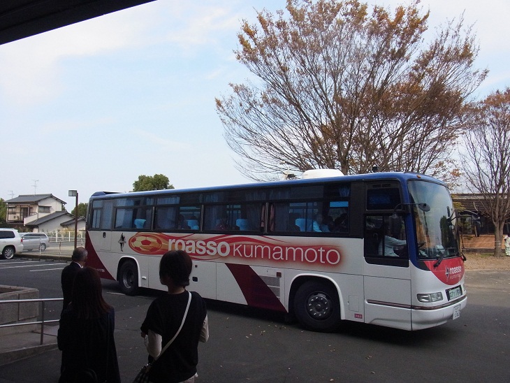 21枚目、バスに乗ってロアッソ熊本の選手たちが会場入り
