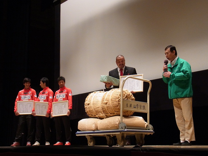 39枚目、 合志市のお米1俵（60kg分）が荒木市長から贈呈