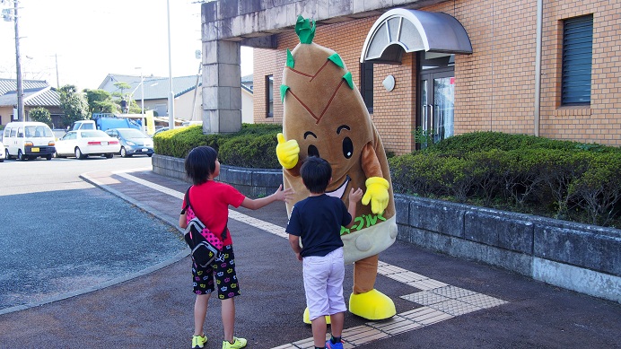 9枚目_ヴィーブルくん、呼び込みをする