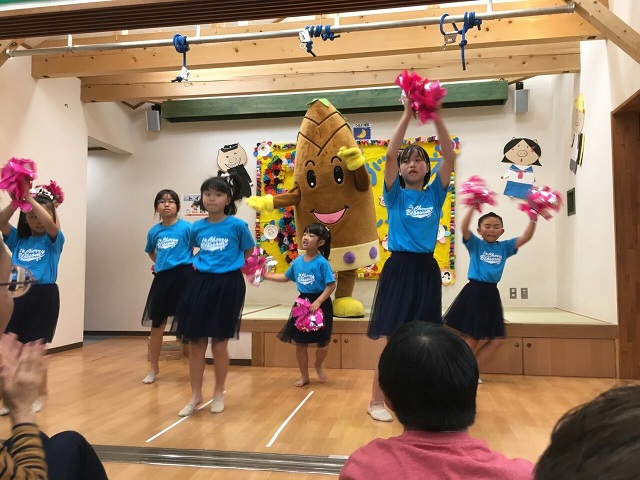 2枚目_子どもたちと共演れんがの家_190709_0001