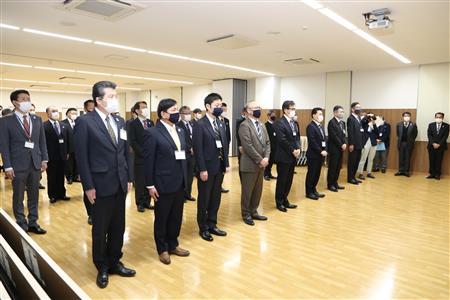 真剣に耳を傾ける職員