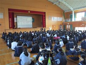 『熊本「狭山事件」を考える住民の会』の赤星裕子さんを招き、狭山事件について学びました。（1・2年生）