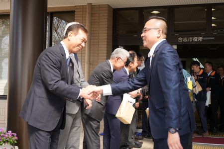 握手を交わす邱（チウ）郷長と合志市・荒木市長