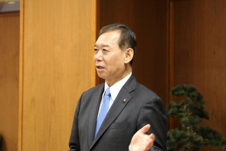 激励する荒木市長