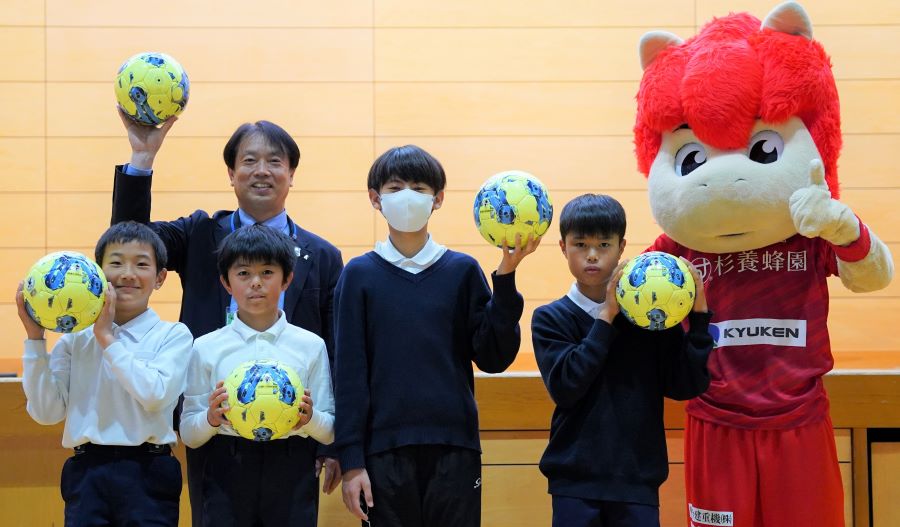 西合志東小学校の児童とロアッソくん