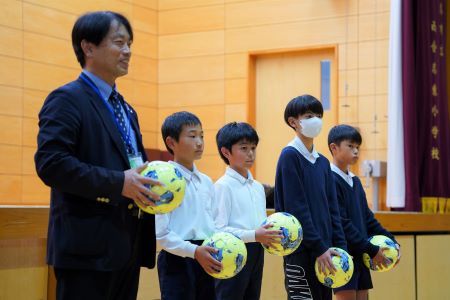 西合志東小学校の校長と児童