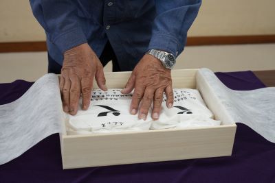 桐箱に納める様子です。