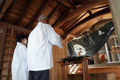 神前で感謝奉告する嶋田さんです。