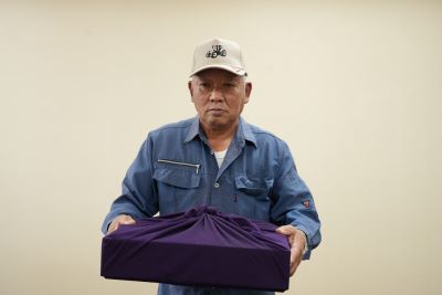 桐箱を持つ嶋田さんです。