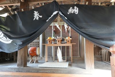 献穀米と粟を神前に供えた様子です。