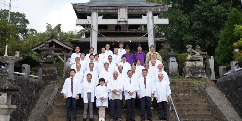 神事の後記念撮影した関係者の様子です。