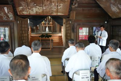 神事の後、挨拶する荒木市長です。