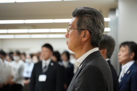 就任式に臨む岡村副市長