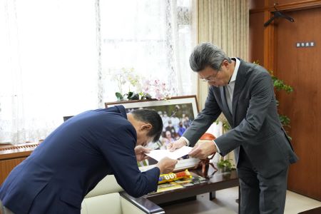 荒木市長から辞令を受ける岡村副市長