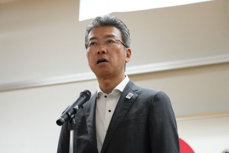 就任式で挨拶する岡村副市長