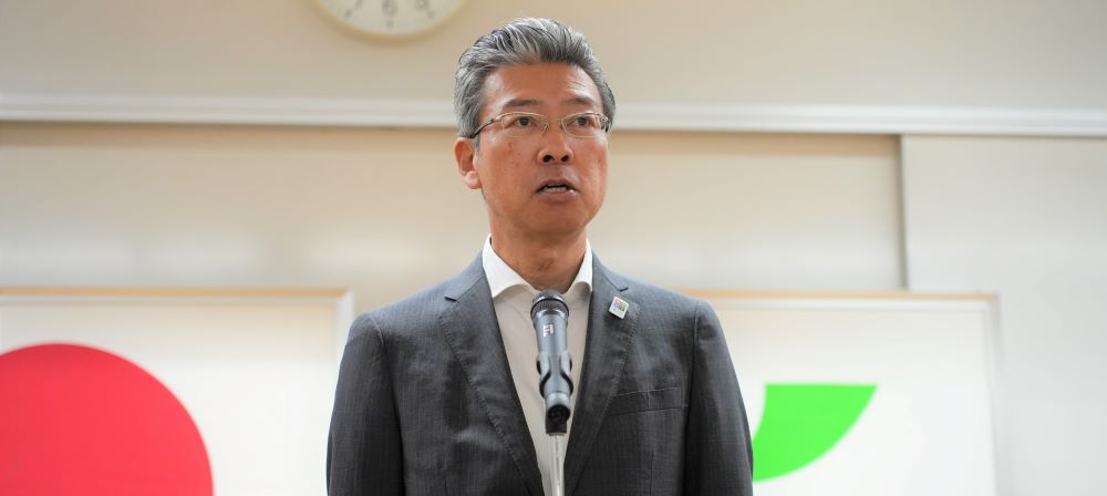 就任式で挨拶する岡村副市長