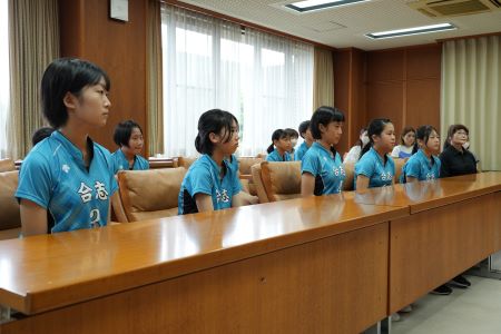 市長に挨拶する選手たち