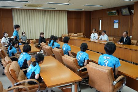 合志市役所での出場報告の様子