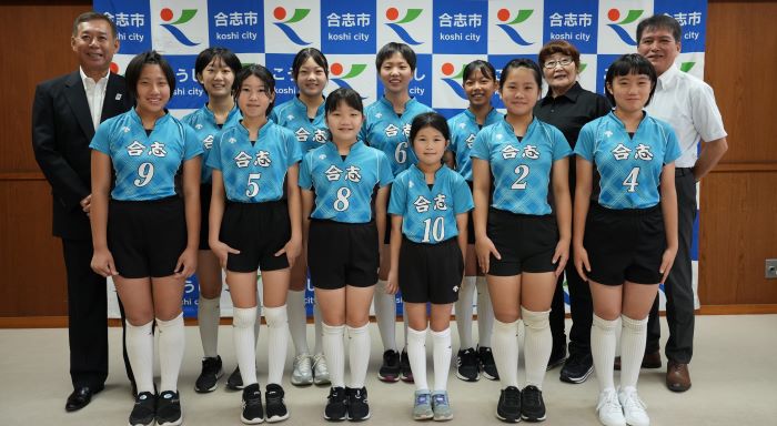 合志市のパネルを前に全員で記念撮影しました