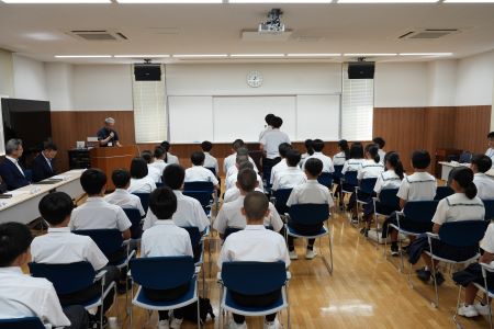 九州中体連出場選手による表敬訪問の会場の様子