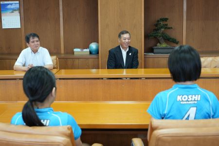 選手たちに激励の言葉を贈る荒木市長