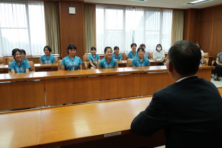 市長の話に笑顔を見せる選手たち