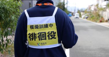 昨年度の声かけ訓練の様子です。徘徊役が歩いています。