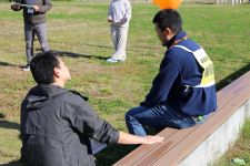認知症により行方不明者が発生した場合を想定し、声かけ訓練を行います。