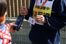昨年度の訓練での『どこシル伝言板』の読み取り体験の様子です。