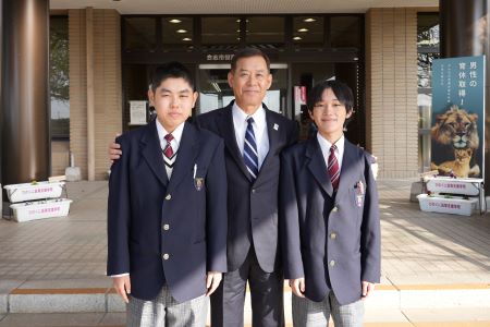 市役所玄関前で記念撮影をしました。