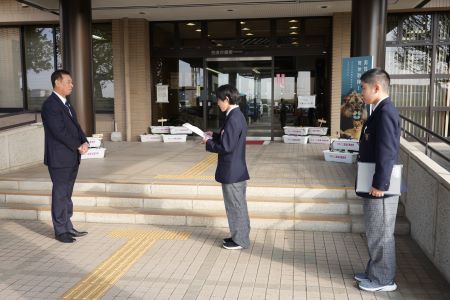 生徒会から会長と副会長が訪問しました。