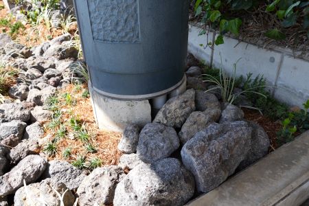 雨水管が流れ込んでいます