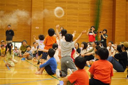 空気砲（こどもたち）