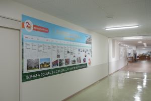 合志市役所と防災センター棟を繋ぐ2階廊下に展示しています