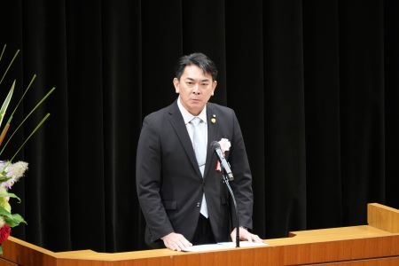 祝辞を述べる徳島県阿南市の岩佐義弘市長