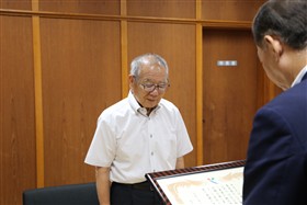 吉田さんへ贈呈の様子
