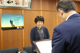 丸岡さんへ贈呈の様子