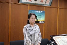 松村さんへ贈呈の様子