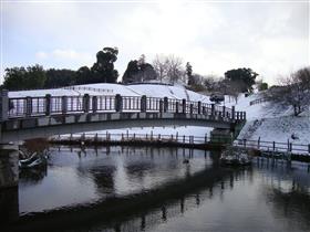 寛永堀橋と竹迫城跡公園(冬)