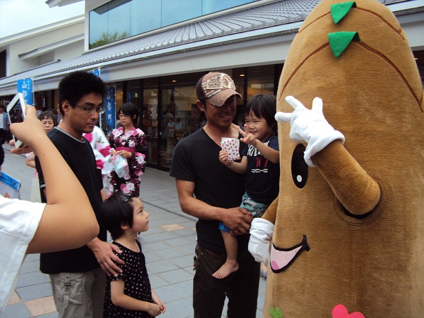 5枚目_まつり会場でのふれあいタイム