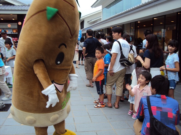 8枚目_まつり会場でのふれあいタイム