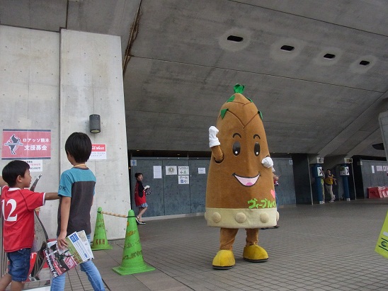 6枚目_会場入りするヴィーブルくん